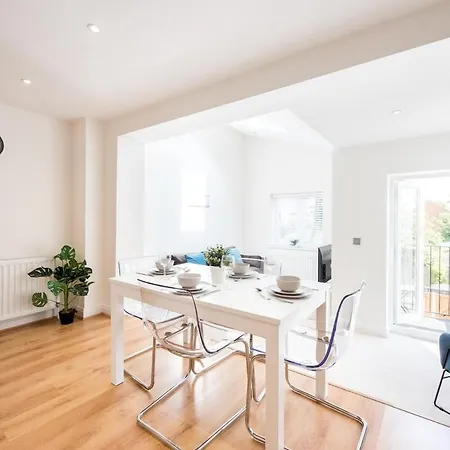 Space Apartments - Romford - 2 Bed - 2 Bath - Balcony - Parking Space